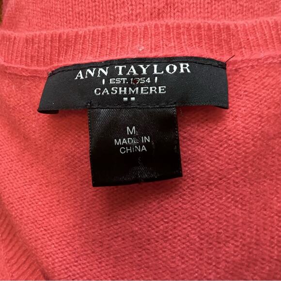 Ann Taylor 100% Cashmere V-Neck Long Sleeved Sweater | Coral | Size Medium - Picture 4 of 4